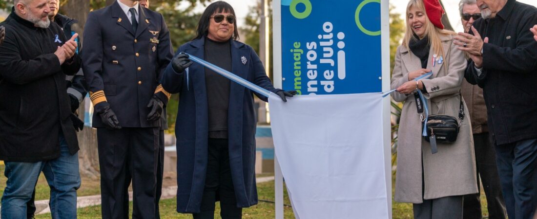 Othar encabezó el acto central por el 210° aniversario de la Independencia en el barrio 9 de Julio