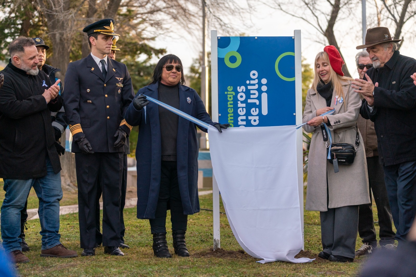 Othar encabezó el acto central por el 210° aniversario de la Independencia en el barrio 9 de Julio