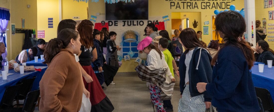 Comodoro conmemoró los festejos por el Día de la Independencia en espacios comunitarios