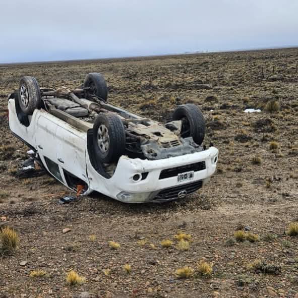 Vuelco sobre la Ruta 3: una familia fue asistida y se encuentra fuera de peligro