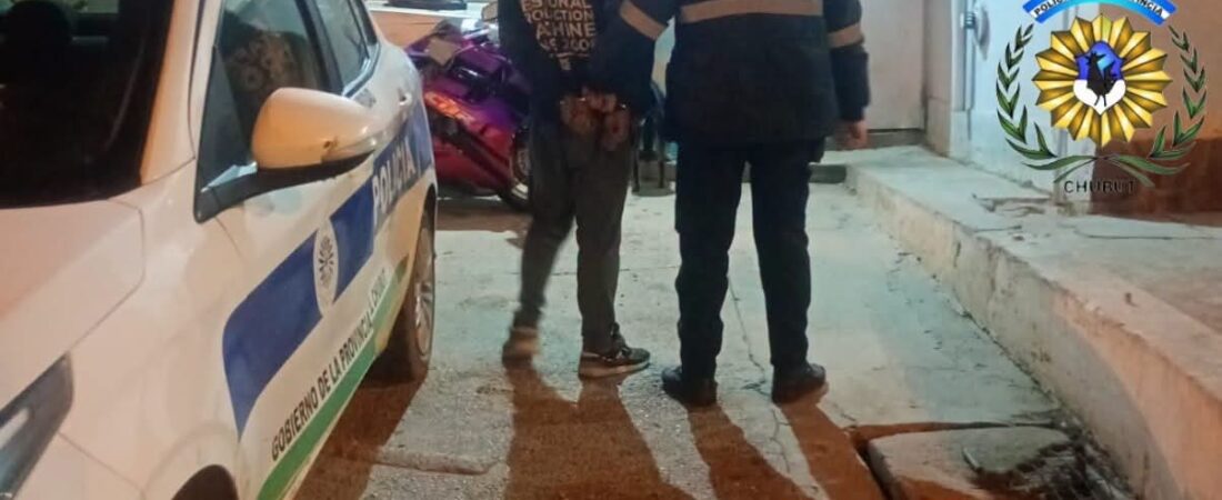 Detuvieron a un hombre acusado de intentar robar una rueda de un vehículo en barrio Las Américas