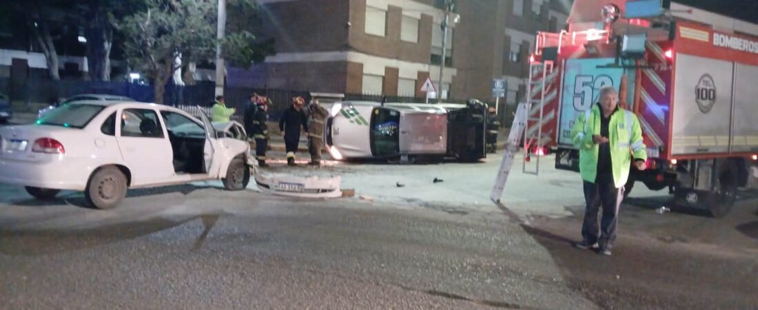 Fuerte choque y vuelco en la calle Pellegrini dejó dos personas con lesiones leves