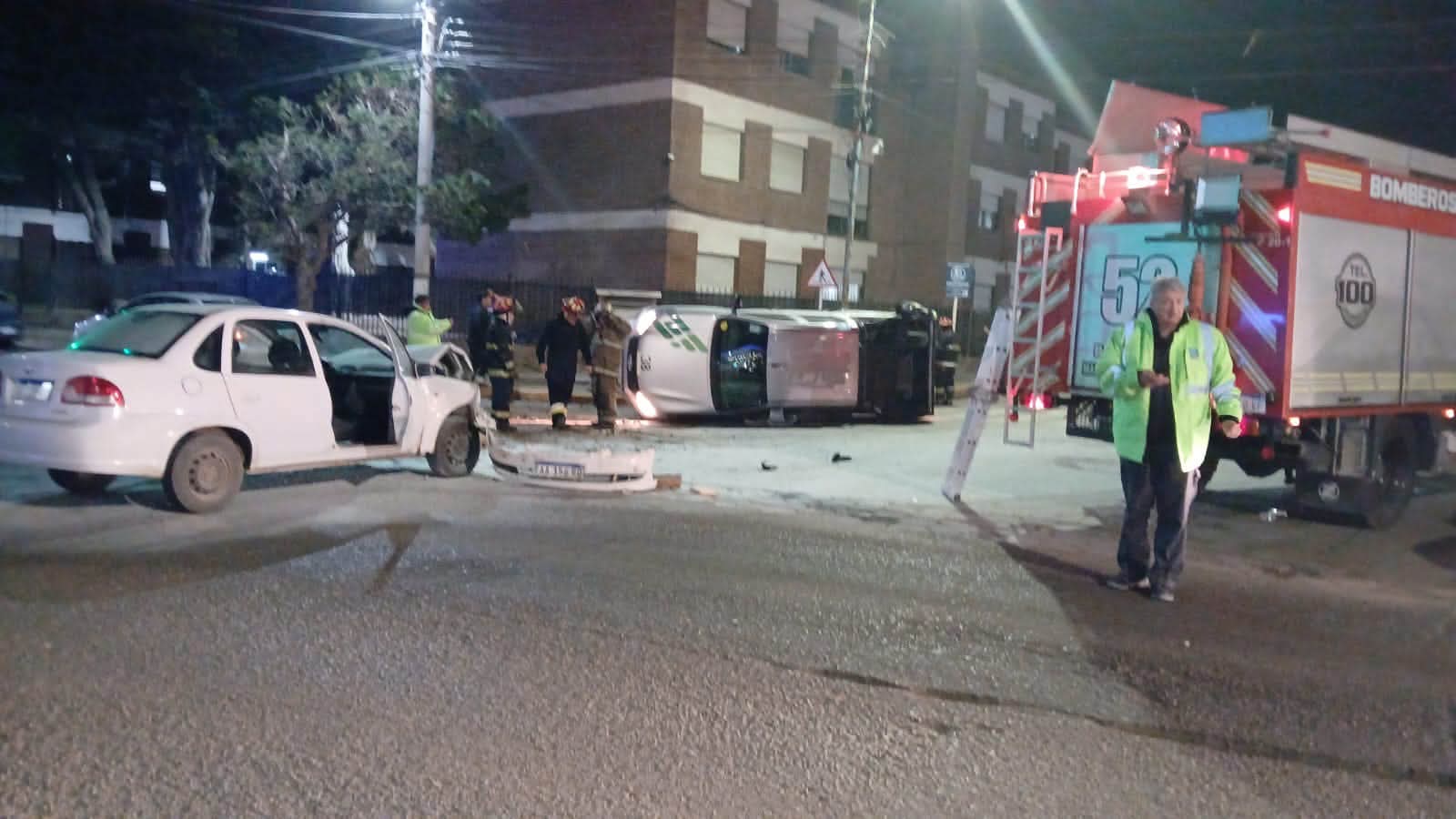Fuerte choque y vuelco en la calle Pellegrini dejó dos personas con lesiones leves