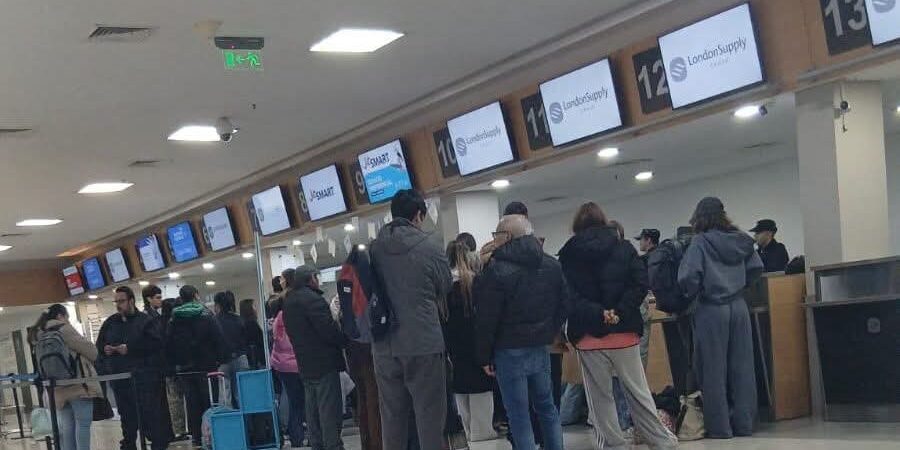 Pasajeros de JetSMART llegaron a Trelew sin sus valijas y estalló el reclamo