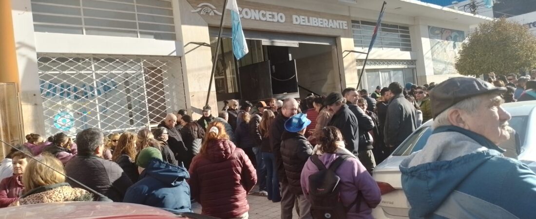 Vecinos, jubilados y referentes barriales protestaron contra el aumento de la tarifa eléctrica de la SCPL