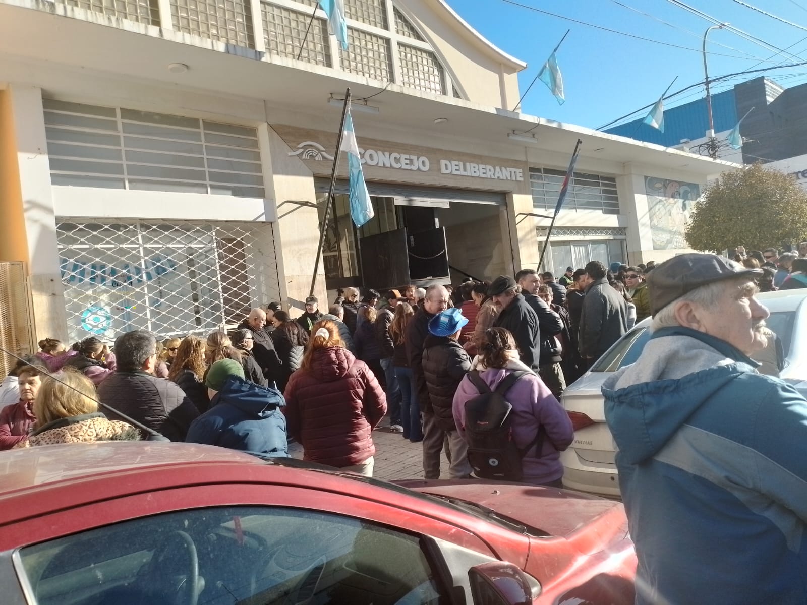Vecinos, jubilados y referentes barriales protestaron contra el aumento de la tarifa eléctrica de la SCPL