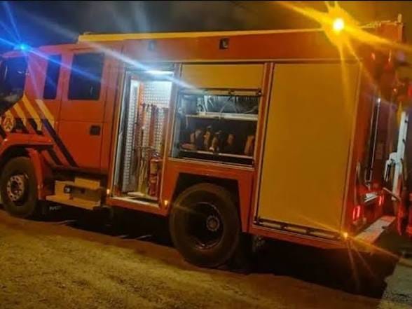 Incendio en la zona alta del barrio Jorge Newbery: dos unidades de Bomberos controlaron el siniestro