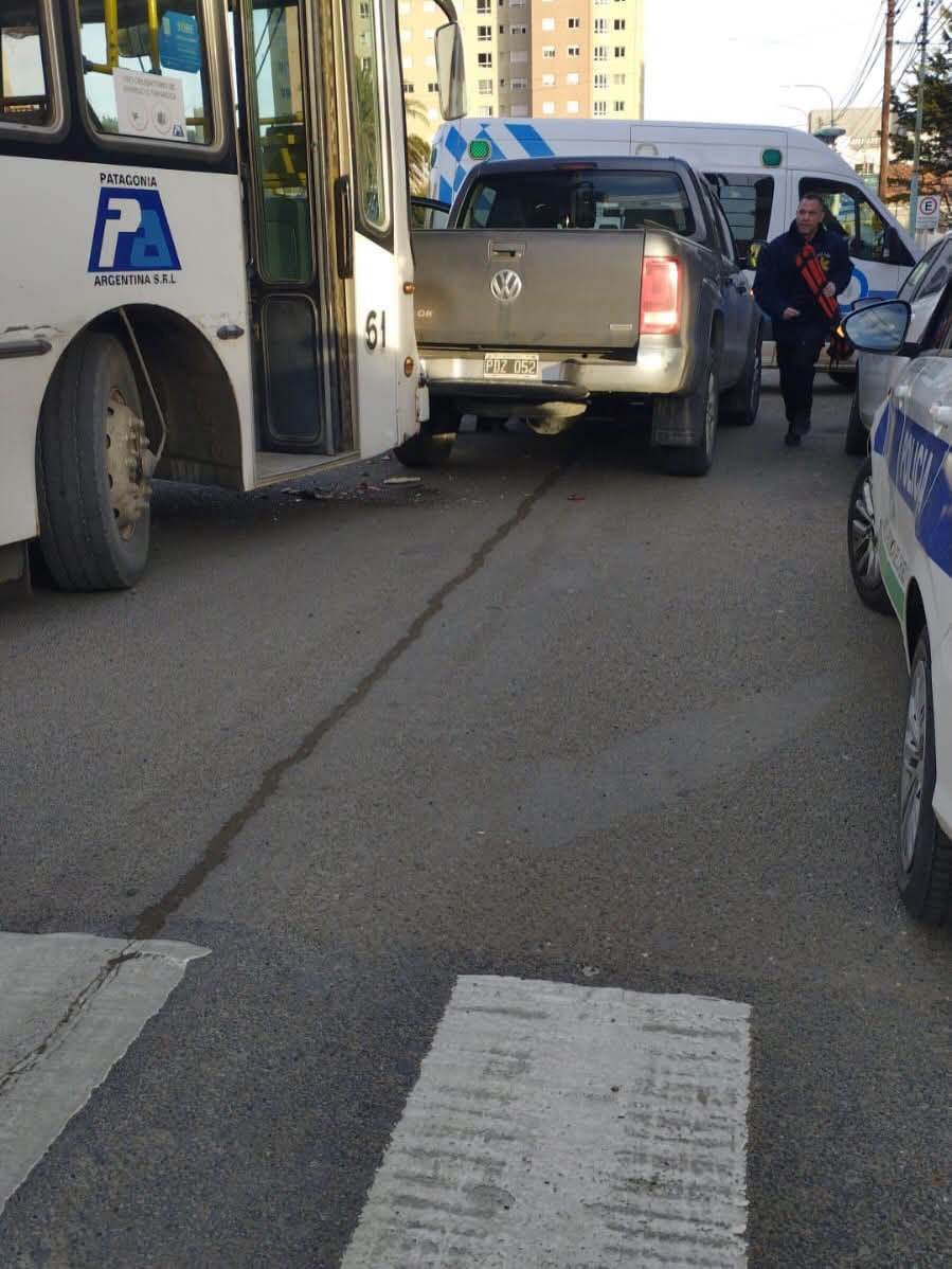 Choque entre un colectivo y una camioneta en el centro dejó una pasajera herida