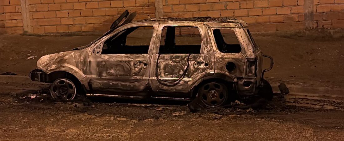 Incendio destruyó por completo una Ford EcoSport en el barrio San Cayetano