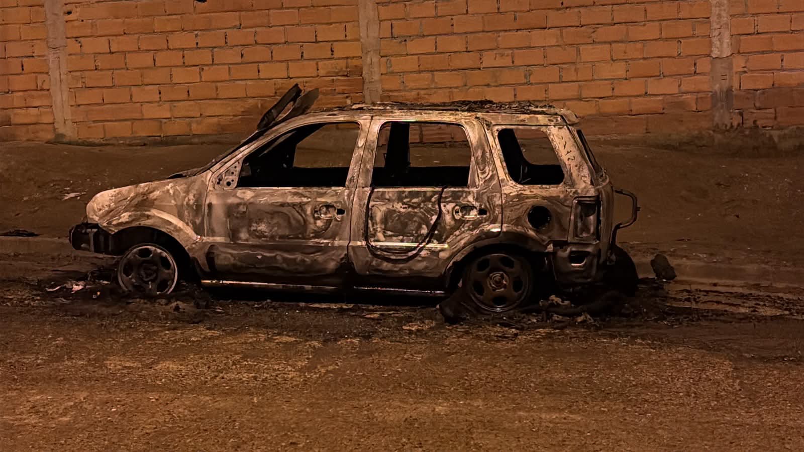 Incendio destruyó por completo una Ford EcoSport en el barrio San Cayetano