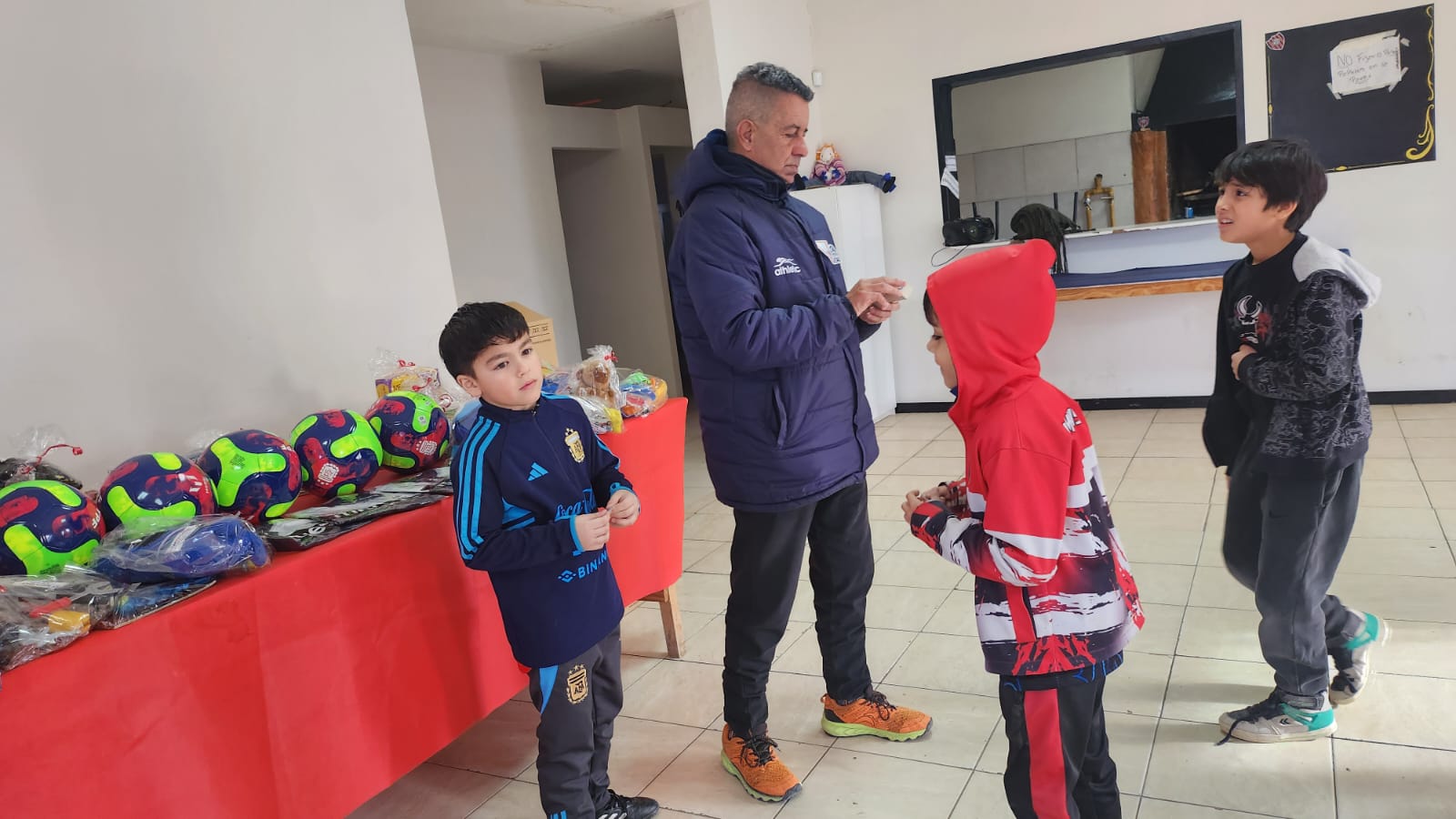 CAI Solidaria llevó alegría y regalos a los niños del Club Stella Maris