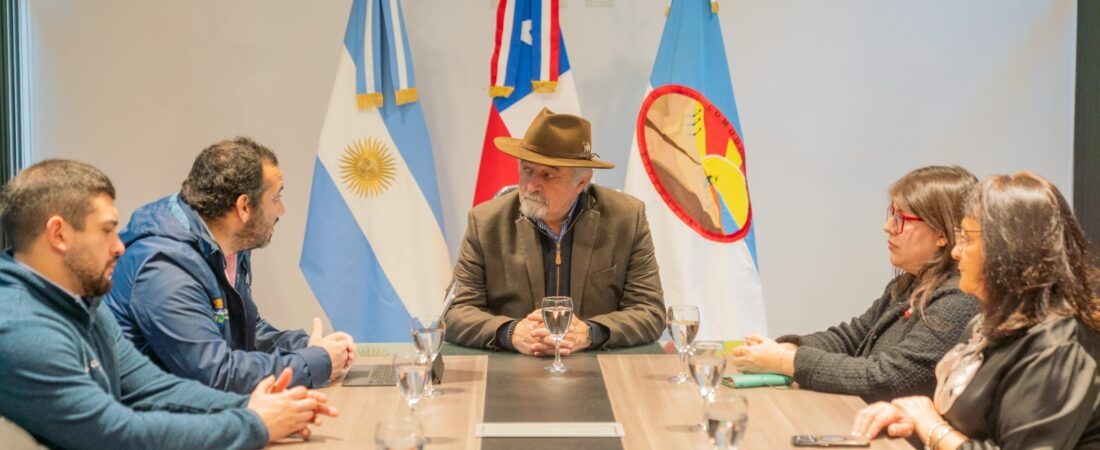 En el marco de la Feria del Libro, Othar y el alcalde de Coyhaique ratificaron el trabajo conjunto