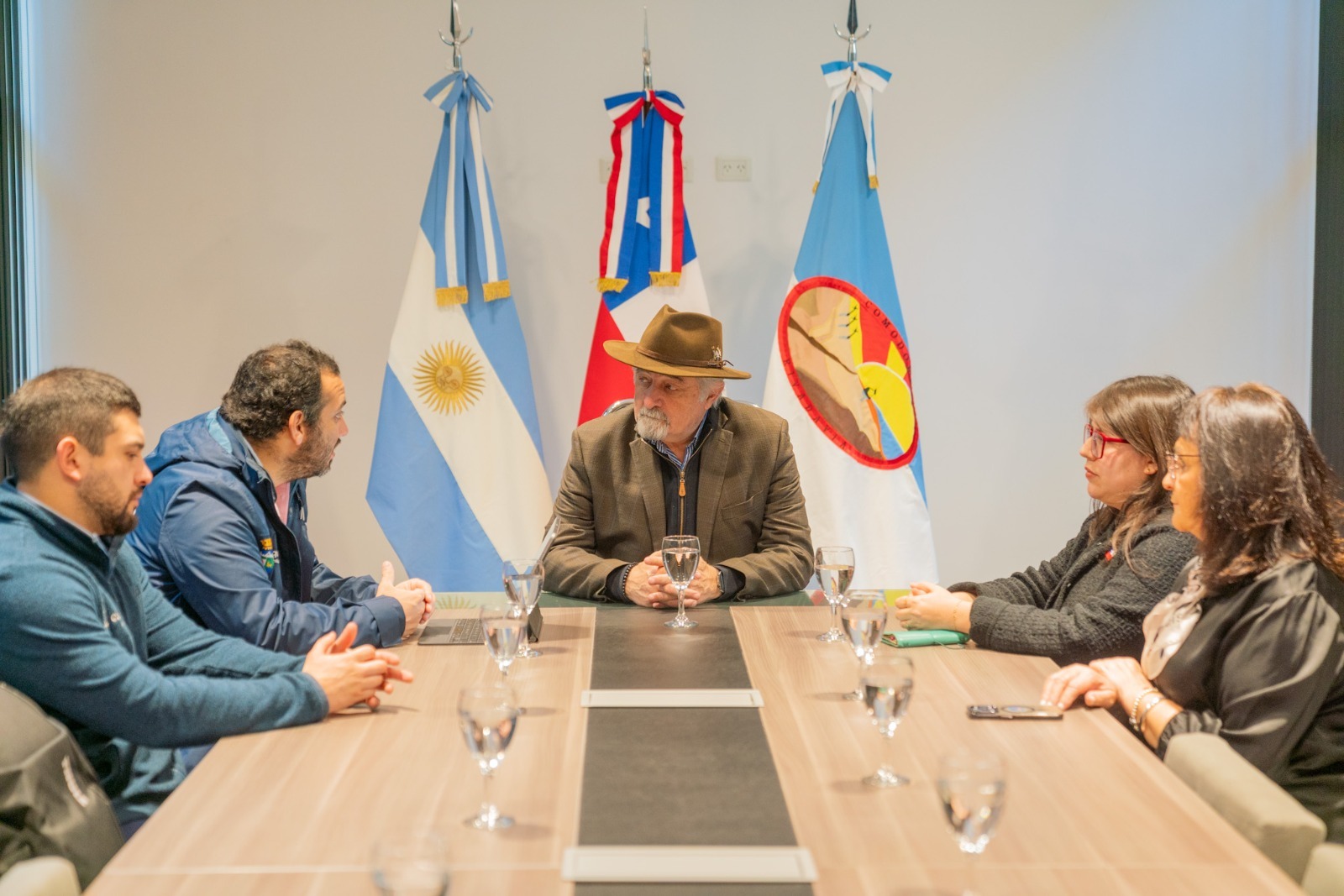 En el marco de la Feria del Libro, Othar y el alcalde de Coyhaique ratificaron el trabajo conjunto