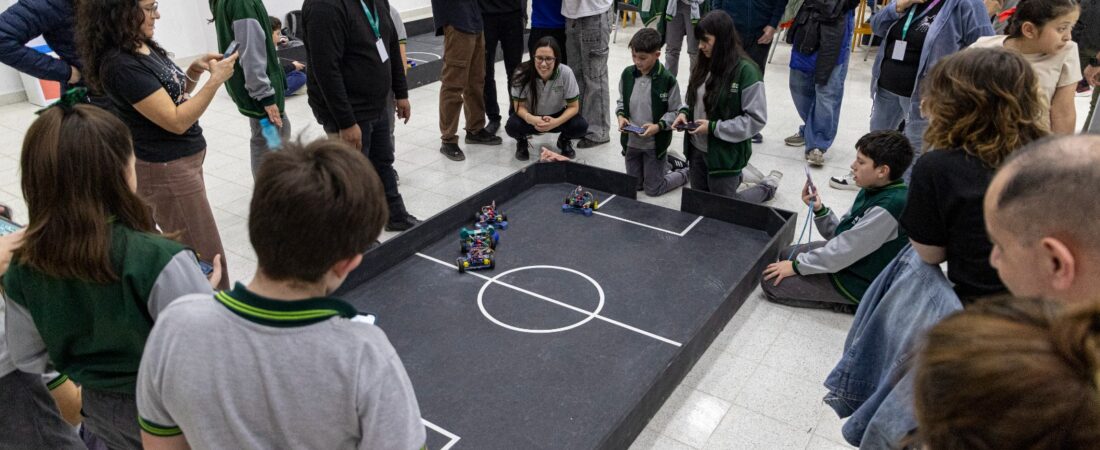 Con un encuentro de fútbol, iniciaron las competencias locales de robótica