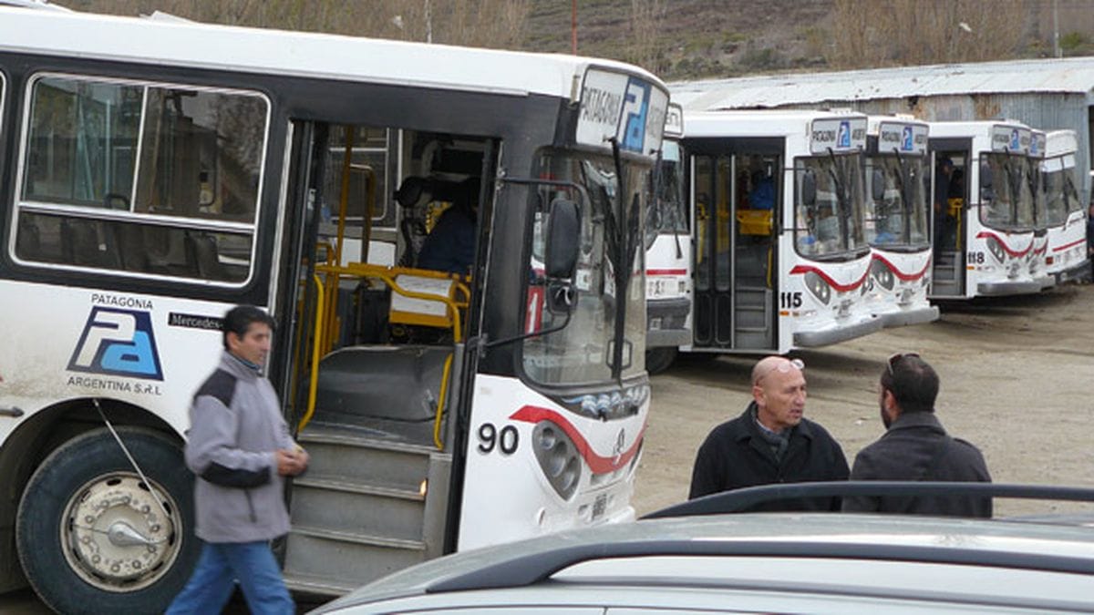 Choferes de Patagonia Argentina mantienen el reclamo y denuncian un operativo policial en la casa del empresario