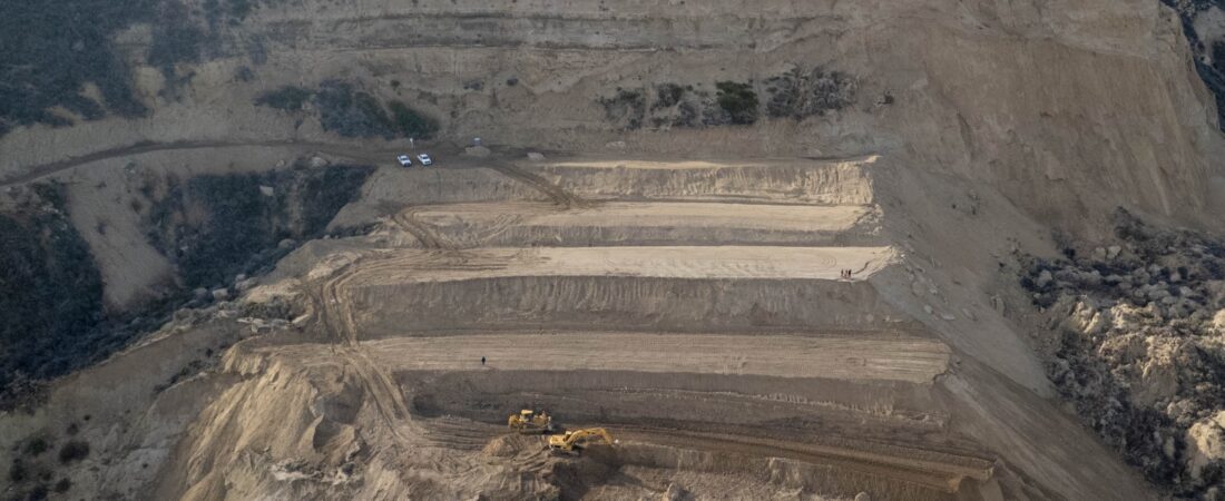 Avanzan los trabajos de aterrazamiento en la ladera del Cerro Hermitte