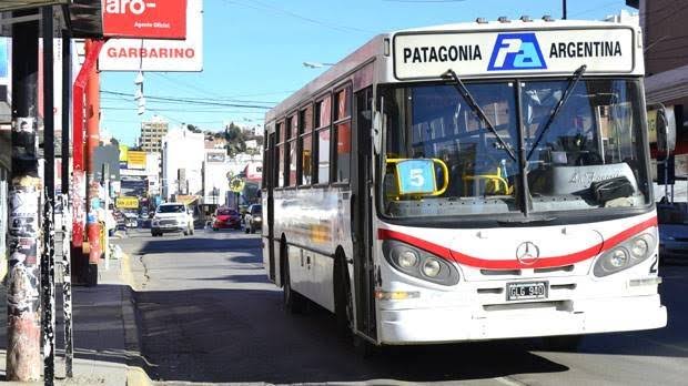 Choferes de Patagonia Argentina aseguran que mañana cobrarán un pago parcial, pero mantienen la movilización